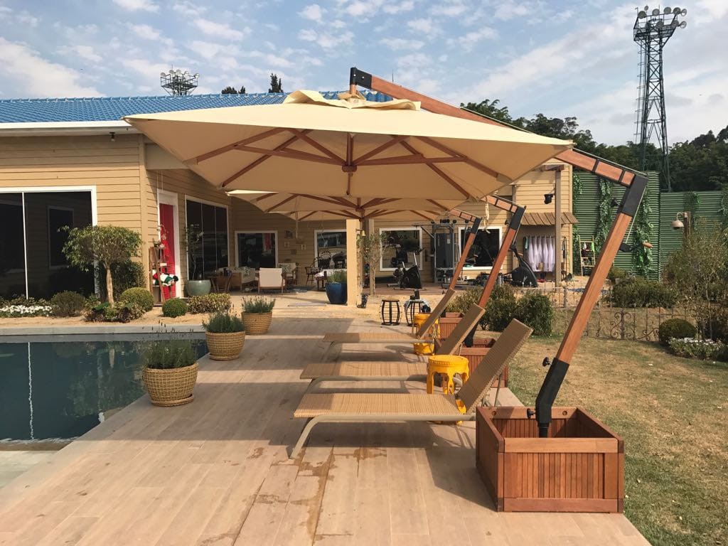 Ombrelone Slim Lateral  2.4m x 2.4m quadrado com floreira cor CREME