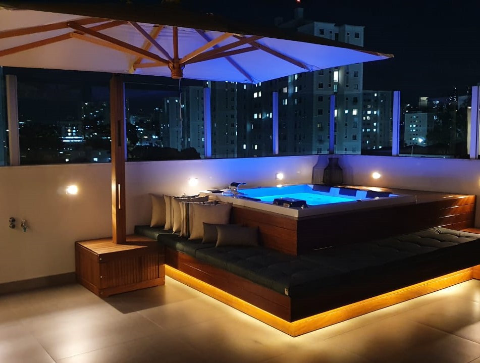 Ombrelone Lateral Premium 3m x 3m quadrado com floreira - Cor MARROM